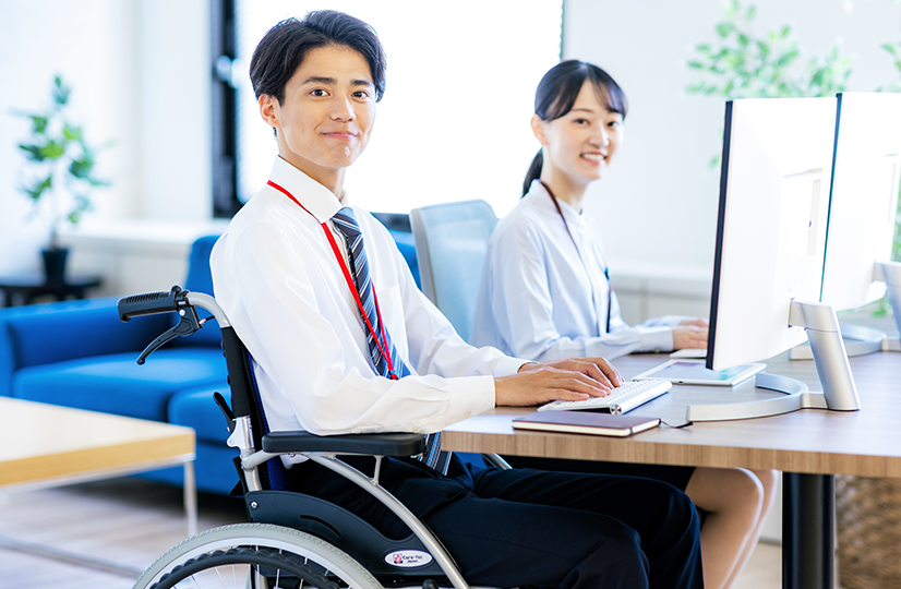オフィスで働いている障がい者のイメージ
